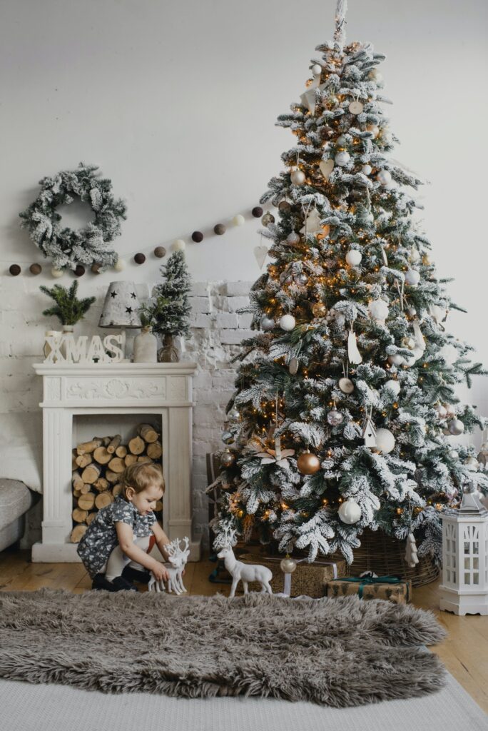 A Winter Wonderland Christmas Tree Theme with White Snow Effects