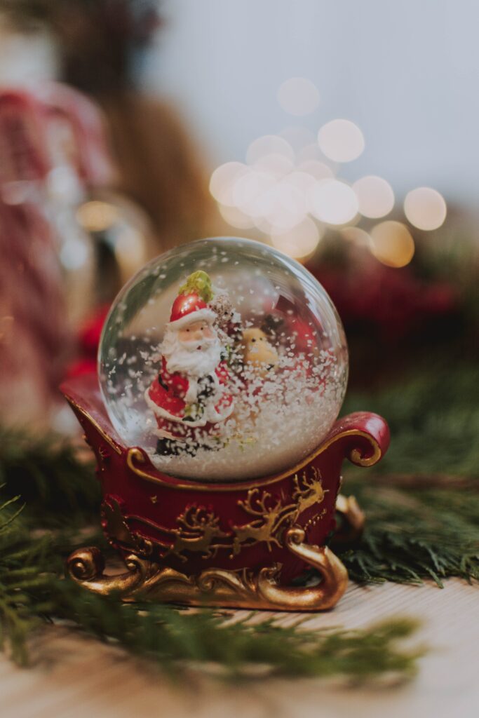 a picture of a Christmas snow globe