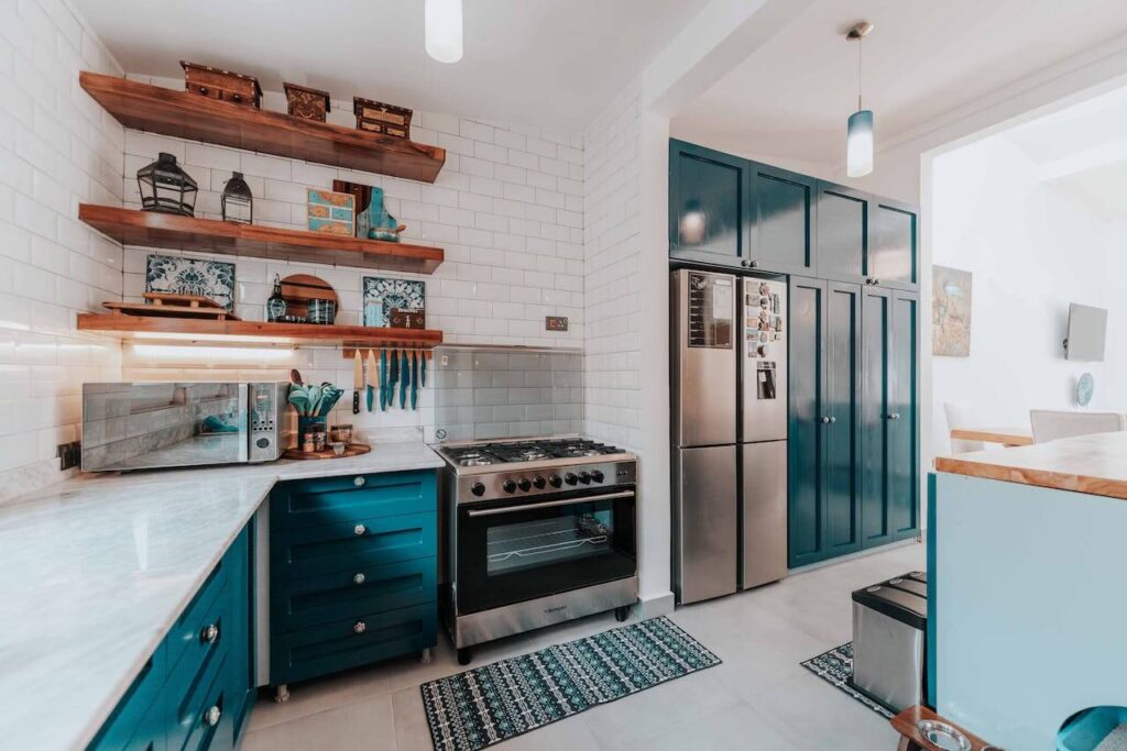 vibrant-blue-green-and-white-color-for-the-kitchen