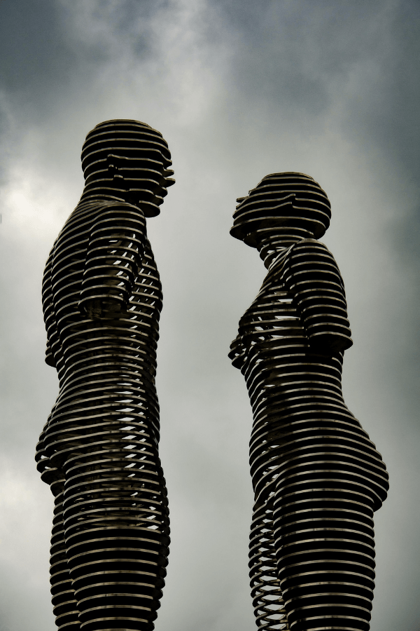 Metal-wall-art-in-a-figurative-image