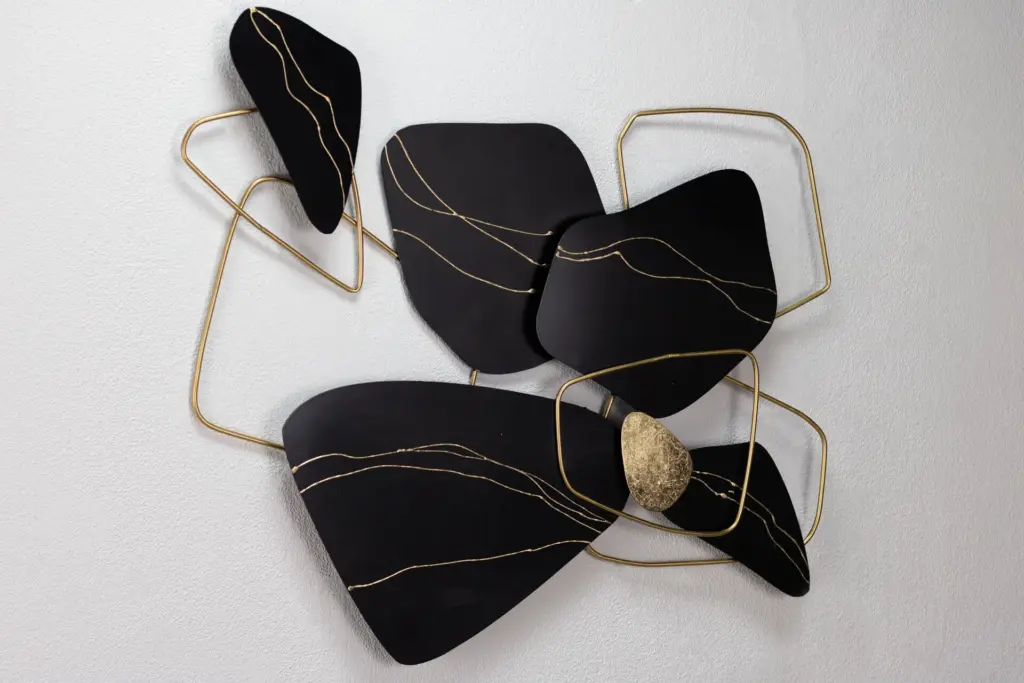kl05403-abstrakte-skulpturen-schwarz-gold-wanddeko-metall-wandskulptur-wandbilder-aus-metall-05